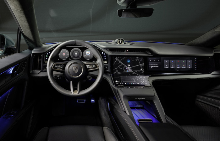 Der Fahrer blickt auf Informationen eines AR-Head-up-Displays. Das Kombiinstrument hinter dem Lenkrad verläuft leicht gewölbt. Optional gibt es auch für den Beifahrer einen eigenen Bildschirm. (Bild: Porsche)